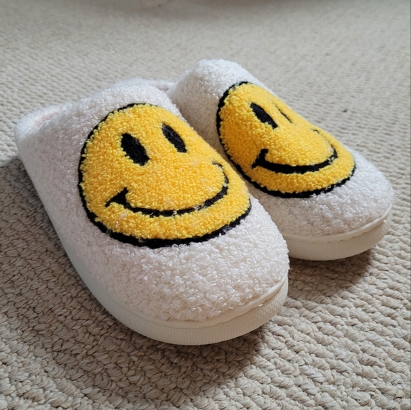 Smile Slippers - Picture 2 of 6